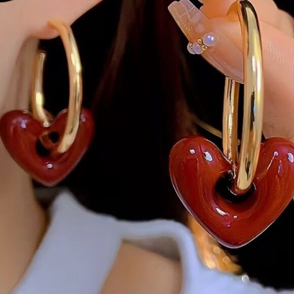 ♥️ NEW Elegant Red Heart Gold Hoop Earrings ♥️ - Picture 6 of 7